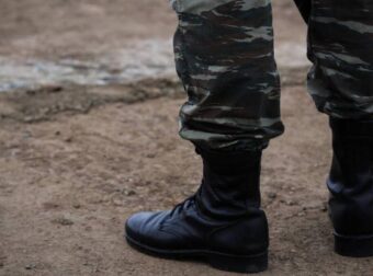 ΤΡΑΓΩΔΙΑ στη Χώρα μας: Νεκρός 19 χρονος μέσα σε στρατόπεδο – Χαροπαλεύει ο δεύτερος – Οι πρώτες πληροφορίες