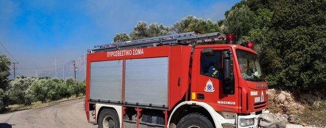 Φωτιά κοντά σε κατοικίες και νοσοκομείο