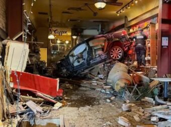 ΕΚΤΑΚΤΟ – Άνδρας έπεσε με το αυτοκίνητο σε καφετέρια