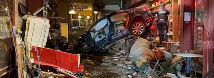 ΕΚΤΑΚΤΟ – Άνδρας έπεσε με το αυτοκίνητο σε καφετέρια