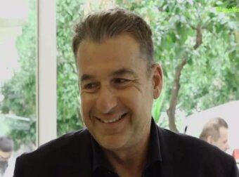 «ΕΦΥΓΕ…»: ΤΡΑΓΩΔΙΑ ΜΕ ΤΗ ΜΗΤΕΡΑ ΤΟΥ ΓΙΩΡΓΟΥ ΛΙΑΓΚΑ