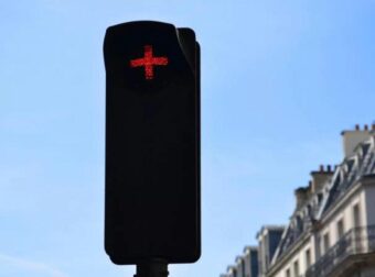 Ο ελληνικός σταυρός μπαίνει στα φανάρια – Τι σημαίνει και τι πρέπει να κάνεις