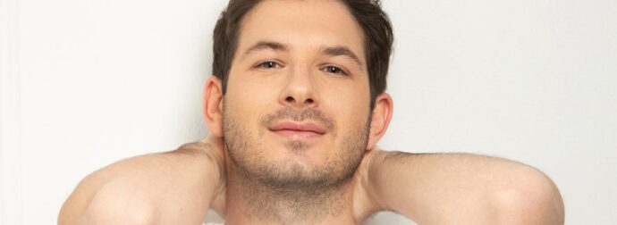 Μόλις το αποκάλυψε πασίγνωστος τραγουδιστής δημόσια: «Είμαι γκέι, ανακουφισμένος, χαρούμενος και περήφανος»