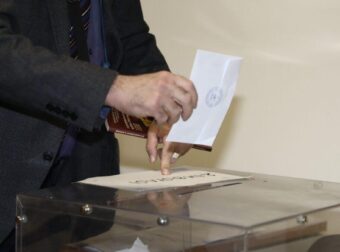 ΕΚΛΟΓΕΣ: ΤΙ ΒΓΗΚΕ Ο ΘΕΜΗΣ ΣΟΦΟΣ – ΣΤΟ ΠΛΕΥΡΟ ΤΟΥ Η ΣΤΑΜΑΤΙΝΑ ΤΣΙΜΤΣΙΛΗ