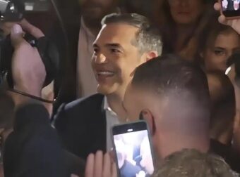 Χαμός στην παρουσίαση του βιβλίου του Τσίπρα – φώναζαν: «Να τος ο πρωθυπουργός!»