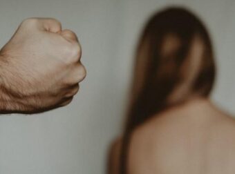 Συγκλονίζει νέα γυναικοκτονία – Nεκpή 49χρονη, καταζητείται ο σύζυγός της