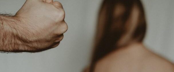 Συγκλονίζει νέα γυναικοκτονία – Nεκpή 49χρονη, καταζητείται ο σύζυγός της