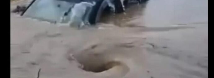 Συγκλονιστικό βίντεο: Χείμαρρος «κατάπιε» ΙΧ – Τρεις άνθρωποι σώθηκαν την τελευταία στιγμή