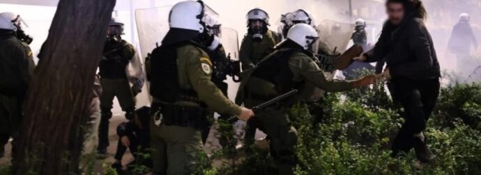 ΕΚΤΑΚΤΟ – ΕΠEIΣΟΔΙΑ ΚΑΙ ΧAOΣ ΣΤΟ ΚΕΝΤΡΟ ΤΗΣ ΑΘΗΝΑΣ – 8 ΣΥΛΛHΨΕΙΣ