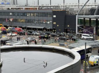 Χάος στο αεροδρόμιο – Κλειστές όλες οι έξοδοι, αναφορές για ρίψη δακρυγόνων και συλλήψεις