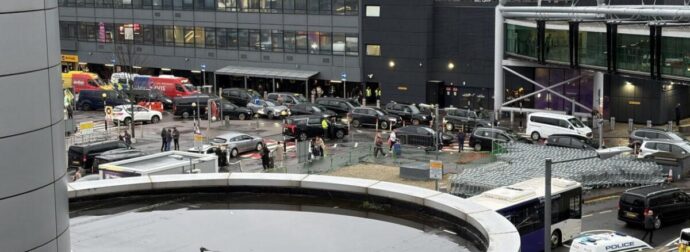 Χάος στο αεροδρόμιο – Κλειστές όλες οι έξοδοι, αναφορές για ρίψη δακρυγόνων και συλλήψεις