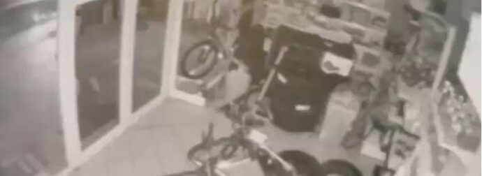 ΣΕΙΣΜΟΣ ΣΤΗΝ ΕΛΛΑΔΑ: ΤΑ ΡΙΧΤΕΡ ΤΑΡΑΚΟΥΝΗΣΑΝ ΜΙΑ ΟΛΟΚΛΗΡΗ ΠΟΛΗ – ΠΑΝΙΚΟΒΛΗΤΟΙ ΟΙ ΚΑΤΟΙΚΟΙ – ΒΙΝΤΕΟ ΑΠΟ ΤΗΝ ΣΤΙΓΜΗ ΠΟΥ ΧΤΥΠΑ Ο ΕΓΚΕΛΑΔΟΣ