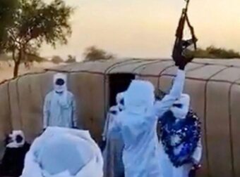 ΜΑΚΕΛΕΙΟ ΣΕ ΓΑΜΟ: ΚΑΛΕΣΜΕΝΟΣ ΣΚΟΤΩΣΕ ΤΟΝ ΓΑΜΠΡΟ – 57 ΝΕΚΡΟΙ