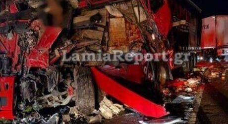 Σοκαριστικό τροχαίο πριν από λίγο – Συγκρούστηκαν δύο νταλίκες και ένα ΙΧ