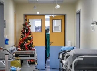 Στο νοσοκομείο πασίγνωστος γιατρός μετά από επίθεση – Σοκ με το ποιος είναι