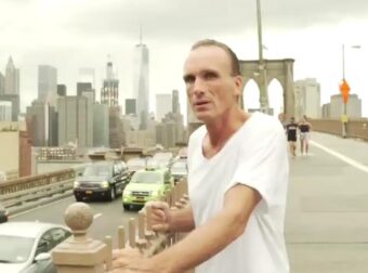 ΒΡΕΘΗΚΕ ΝΕΚΡΟΣ ΣΤΟ ΔΙΑΜΕΡΙΣΜΑ ΤΟΥ Ο ΠΑΣΙΓΝΩΣΤΟΣ ΗΘΟΠΟΙΟΣ – ΣΕ ΣΟΚ ΟΙ ΣΥΝΑΔΕΛΦΟΙ ΤΟΥ