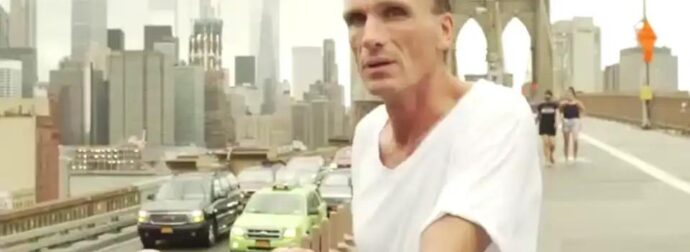 ΒΡΕΘΗΚΕ ΝΕΚΡΟΣ ΣΤΟ ΔΙΑΜΕΡΙΣΜΑ ΤΟΥ Ο ΠΑΣΙΓΝΩΣΤΟΣ ΗΘΟΠΟΙΟΣ – ΣΕ ΣΟΚ ΟΙ ΣΥΝΑΔΕΛΦΟΙ ΤΟΥ