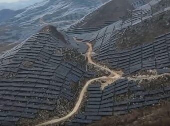 Τραγικές εικόνες στη Κίνα: «Έντυσαν» ολόκληρα βουνά με φωτοβολταϊκά