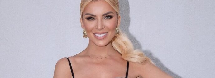 Φρέναραν τα αμάξια να την δουν: Η Κατερίνα Καινούργιου στη Βουκουρεστρίου, με κολλητή ολόσωμη φόρμα στον 5ο μήνα εγκυμοσύνης