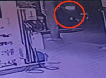 Σοκαριστικό βίντεο από το θανατηφόρο τροχαίο στη Νέα Φιλαδέλφεια: Η στιγμή που ο μοτοσικλετιστής συγκρούεται με το τρόλεϊ