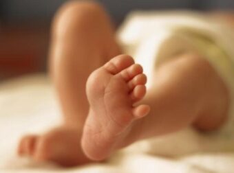 Τραγωδία στην Αθήνα: Πέθανε βρέφος 5 μηνών – Κοιμόταν στο ίδιο κρεβάτι με τους γονείς του