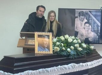 Το συγκινητικό τελευταίο «αντίο» στον Αλμπέρτο Εσκενάζυ – Τον αποχαιρέτησαν με το τραγούδι «Του Αιγαίου τα μπλουζ»