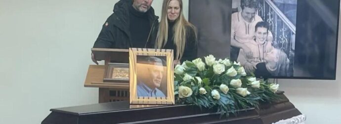 Το συγκινητικό τελευταίο «αντίο» στον Αλμπέρτο Εσκενάζυ – Τον αποχαιρέτησαν με το τραγούδι «Του Αιγαίου τα μπλουζ»