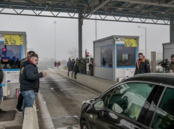 Οι επαναστατημένοι αγρότες σηκώνουν ξανά τις μπάρες των διοδίων – Παραμένουν στα μπλόκα, νέα σύσκεψη σήμερα