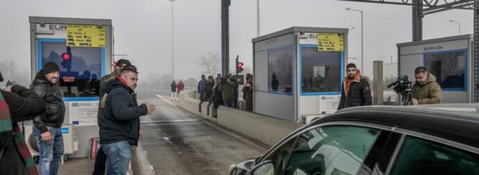 Οι επαναστατημένοι αγρότες σηκώνουν ξανά τις μπάρες των διοδίων – Παραμένουν στα μπλόκα, νέα σύσκεψη σήμερα