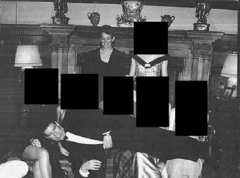 Φωτογραφία – σοκ: Ο έκπτωτος πρίγκιπας Άντριου ξαπλωμένος στα πόδια πέντε γυναικών – Και η συνεργός του Έπσταϊν μαζί του