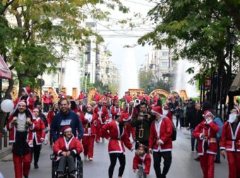 Athens Santa Run 2025: Πάνω από 1.000 Άγιοι Βασίληδες ξεχύθηκαν στο κέντρο της Αθήνας