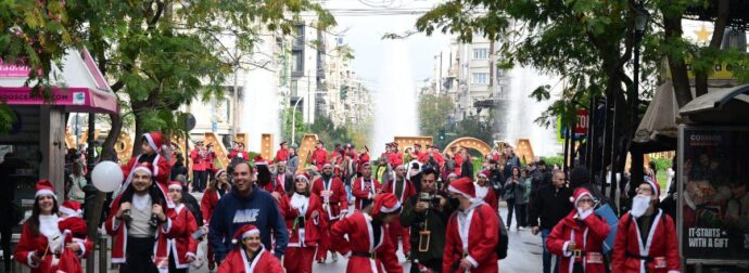 Athens Santa Run 2025: Πάνω από 1.000 Άγιοι Βασίληδες ξεχύθηκαν στο κέντρο της Αθήνας