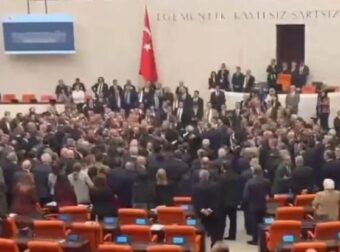 Ένταση δίχως προηγούμενο στο κοινοβούλιο της Τουρκίας: Πιάστηκαν στα χέρια για τον προϋπολογισμό