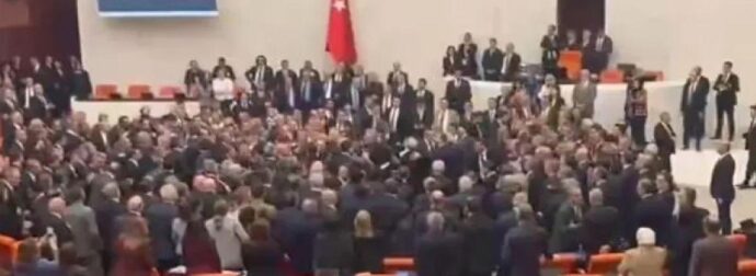 Ένταση δίχως προηγούμενο στο κοινοβούλιο της Τουρκίας: Πιάστηκαν στα χέρια για τον προϋπολογισμό