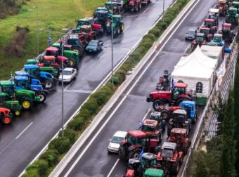 «Η κοινωνία θέλουμε να συνεχίσει να μας στηρίζει» – Οι αγρότες κάνουν τα τρακτέρ στην άκρη για τους εκδρομείς