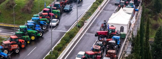 «Η κοινωνία θέλουμε να συνεχίσει να μας στηρίζει» – Οι αγρότες κάνουν τα τρακτέρ στην άκρη για τους εκδρομείς