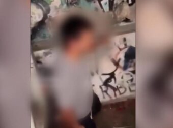 «Νόμιζα ότι δουλεύει ντελίβερι» λέει η μητέρα 16χρονου που ξυλοκοπούσαν για να διακινεί ναρκωτικά