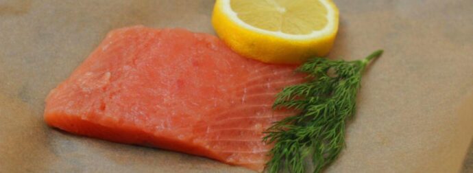 Ανησυχία για τον νορβηγικό σολομό: Παράσιτα, χημικά και ερωτήματα για την ασφάλεια στα ελληνικά τραπέζια