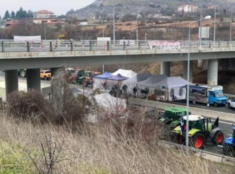 ΕΚΤΑΚΤΟ ΓΙΑ ΤΑ ΜΠΛΟΚΑ ΤΩΝ ΑΓΡΟΤΩΝ – ΣΤΑΜΑΤΗΣΕ Η ΚΥΚΛΟΦΟΡΙΑ ΓΙΑ ΟΛΑ ΤΑ ΟΧΗΜΑΤΑ