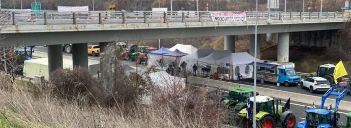 ΕΚΤΑΚΤΟ ΓΙΑ ΤΑ ΜΠΛΟΚΑ ΤΩΝ ΑΓΡΟΤΩΝ – ΣΤΑΜΑΤΗΣΕ Η ΚΥΚΛΟΦΟΡΙΑ ΓΙΑ ΟΛΑ ΤΑ ΟΧΗΜΑΤΑ