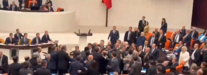 ΕΚΤΑΚΤΟ ΤΩΡΑ: ΣΥΜΠΛΟΚΗ ΣΤΟ ΚΟΙΝΟΒΟΥΛΙΟ – ΒΟΥΛΕΥΤΕΣ ΠΙΑΣΤΗΚΑΝ ΣΤΑ ΧΕΡΙΑ (βίντεο)