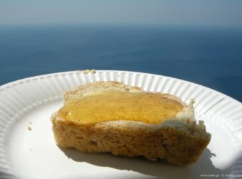 Παραμονή Πρωτοχρονιάς αλείψτε μια φέτα ψωμί με μέλι : Το τελετουργικό για καλή τύχη και αφθονία που λίγοι ξέρουν