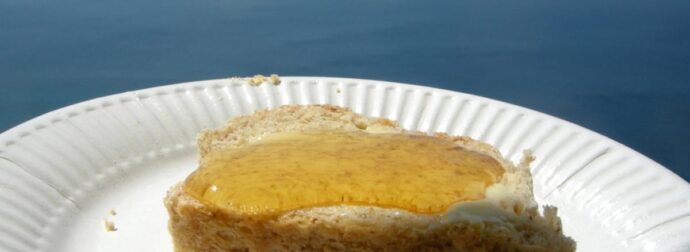 Παραμονή Πρωτοχρονιάς αλείψτε μια φέτα ψωμί με μέλι : Το τελετουργικό για καλή τύχη και αφθονία που λίγοι ξέρουν