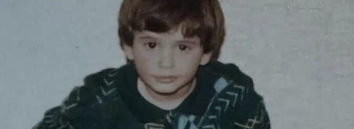 Δεν τον αναγνώρισε κανένας: Το γλυκό αγopάκι που ποζάρει στη φωτογραφία, σήμερα είναι ο πιο όμορφος Έλληνας ηθοποιός, τον βλέπουν και λιώνουν οι γυναίκες