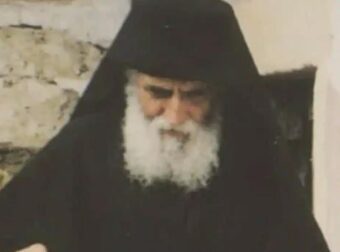 «Κεραμίδα» από προφητεία του Αγίου Παϊσίου: «Όταν οι μέρες θα πλησιάζουν τότε…»