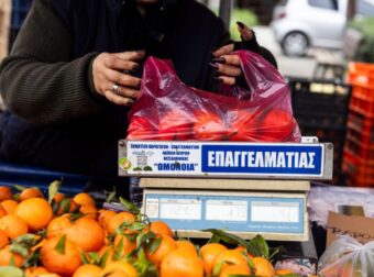 Αδιέξοδο για τις λαϊκές αγορές: Φόροι, κόστος και πρόστιμα «πνίγουν» τους παραγωγούς