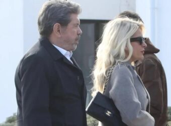 Κηδεία Γιώργου Παπαδάκη: Αγκαζέ Ελένη Μενεγάκη και Γιάννης Λάτσιος στο τελευταίο αντίο