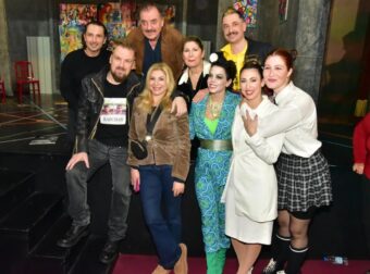 Κοκκινομάλλα, πιο ψηλή από όλους, εξωτική ομορφιά: Κόρη πασίγνωστων ηθοποιών παίζει στο θέατρο, κανείς δεν την κατάλαβε μέχρι που είδαν την μάνα της