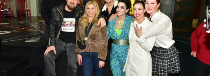 Κοκκινομάλλα, πιο ψηλή από όλους, εξωτική ομορφιά: Κόρη πασίγνωστων ηθοποιών παίζει στο θέατρο, κανείς δεν την κατάλαβε μέχρι που είδαν την μάνα της