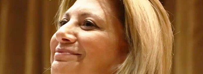 Στο πλευρό της Μαρίας Καρυστιανού ο πιο πλούσιος Έλληνας βουλευτής